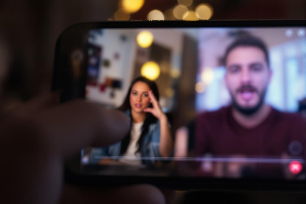 网红博主直播翻车！现场失控画面曝光引发热议